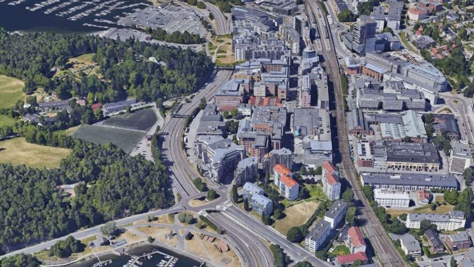 Oversiktsbilde over Skøyenområdet med utsyn vestover. Til høyre synes jernbanen, til venstre slynger E18 seg. Bygdøylokket nærmest, og lenger bort grøntområdet over Sjølystlokket.  