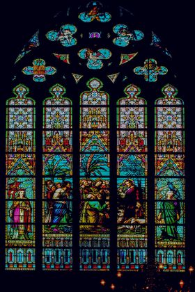 Glassmaleri i kirke i Flandern.