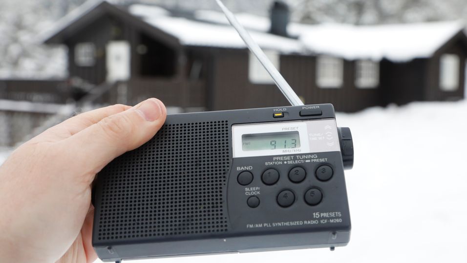 Lokalradioene får fortsette på FM-båndet ut 2031, uten å måtte søke om ny konsesjon i 2025.