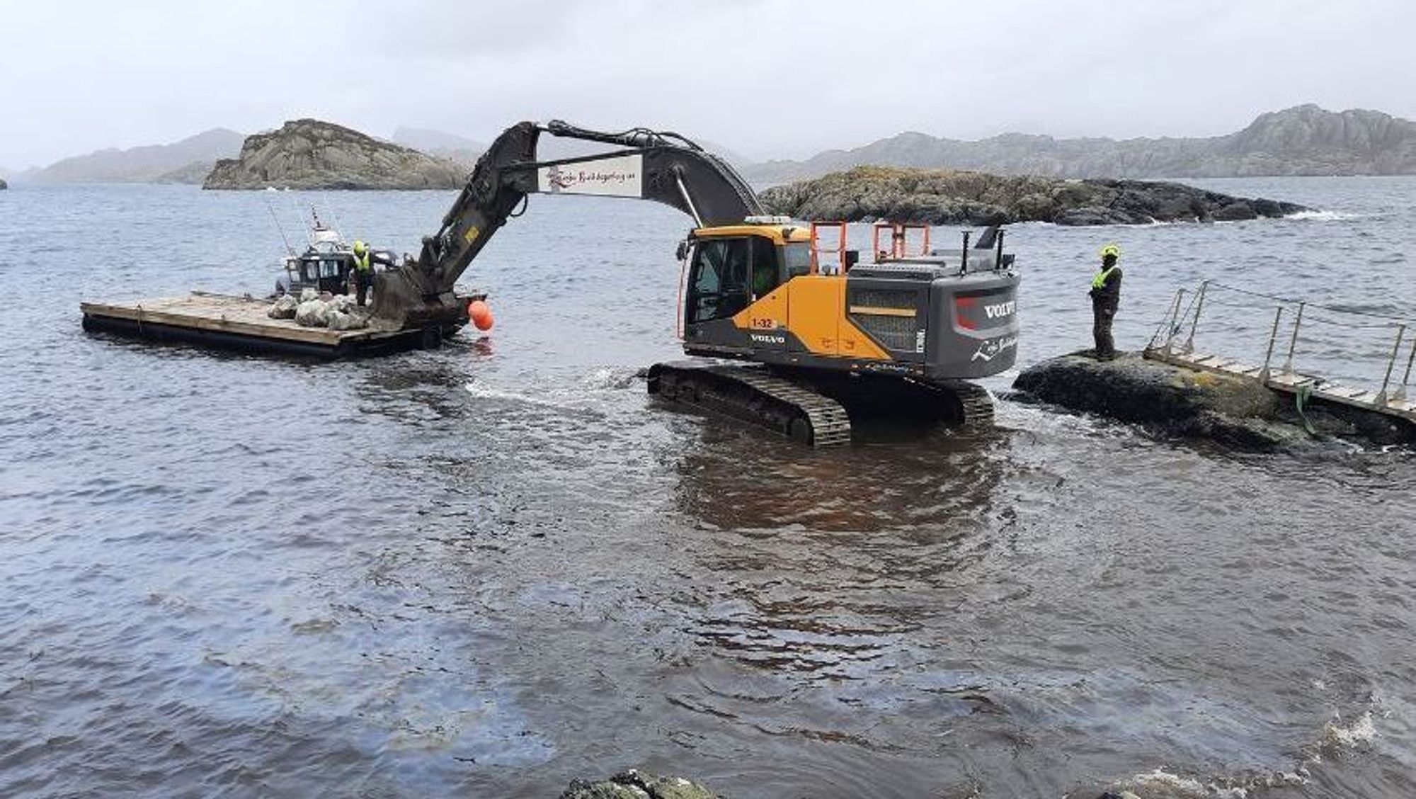 Lesja Bulldozerlag har oppdraget med å bygge tilkomstveier til Ytre Steinsund bru, men bidro i strandryddingen ved å bruke maskinene sine til å få søppel fra land til båt.