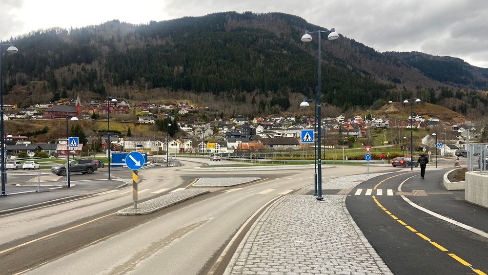 Her var det T-kryss før, og det skapte problemer i et tungtrafikkert sentrumsområde. Nå skal trafikken flyte bedre. Merk sykkelveien til høyre som er oppmerket for trafikk i to retninger.
