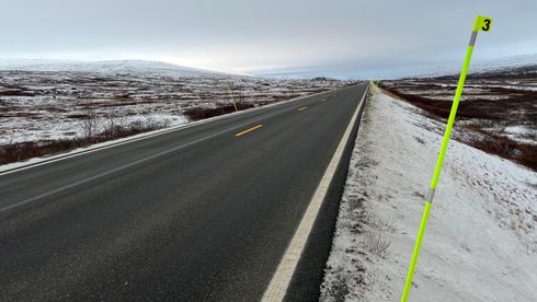 Statens vegvesen tester fluorescerende brøytestikker på Saltfjellet