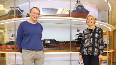 Teknologidirektør Tom Karlsen og administrerende direktør Anne Jorunn Møkster kan endelig smile over å få igjen for å investere i energieffektivitet og reduserte utslipp fra sine 16 skip. 