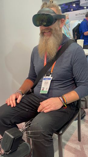 Yngvar Ugland, forbrukerteknolog i DNB og divisjonsdirektør i New Tech Lab, prøver VR under CES 2023.