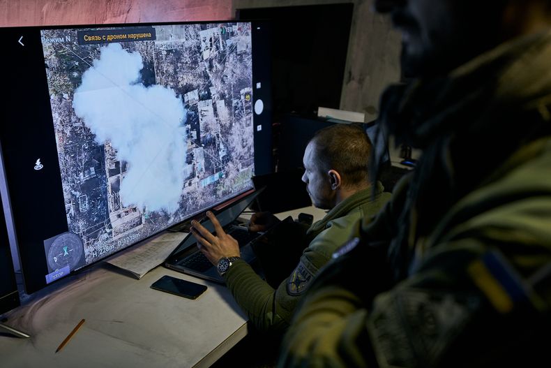 Ukrainske soldater følger overføringen fra en drone over Donetsk på en dataskjerm.