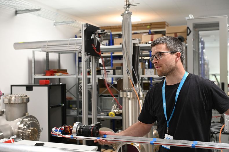 Jonas Skara Ringnes in the instrument shop at UiO with parts for the system that will monitor the proton beam at the ESS. 