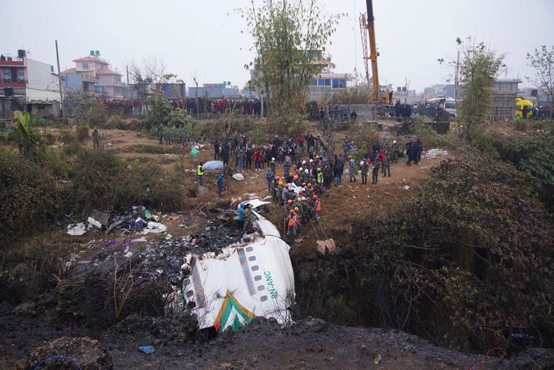 Redningsmannskaper har funnet de såkalte svarte boksene, det vil si ferdsskriveren og taleregistratoren, fra flyet som styrtet i Nepal