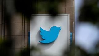 Twitters inntekter har falt med 40 prosent på ett år, ifølge en teknologijournalist.