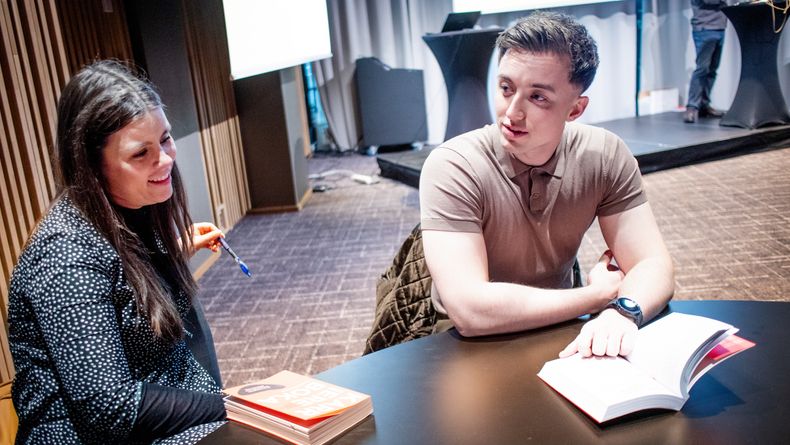 – Akkurat nå er det arbeidstakers marked, så det er veldig mye folk på Linkedin som vil ha tak i deg, sier kursdeltaker Kristoffer Dagestad (t.h.). Han og Martine Lysebo (t.v.), begge 26-årige IT-konsulenter i Capgemini, forteller at Yongs kurs har hjulpet dem å manøvrere i vrimmelen av valg og tilbud.