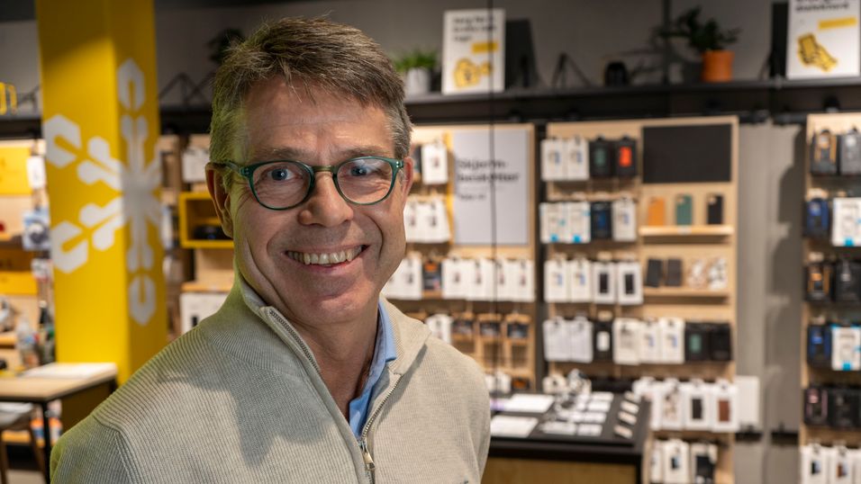 Hans-Jørgen Siljan er sjef for kategori og logistikk i Ice. Bortsett fra én Oneplus-mobil, er det bare Apple og Samsung på deres ti på topp i 2022.