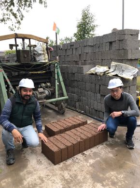 Sandeep Malhotra (Indo Enviro Integrated Solutions Limited) og Christian J. Engelsen (Sintef) viser frem prøveproduksjon av betongblokker med ny type resirkulert tilslag fra Goa. 