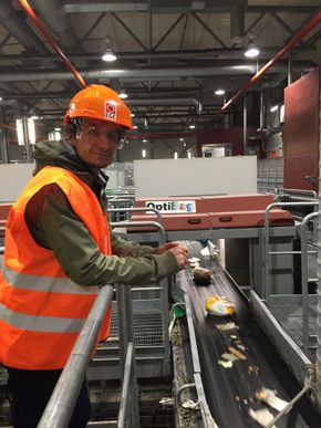 Søppel inneholder mye CO2. Her er Sintef-forsker Michael Becidan ved sorteringsbåndet på Haraldrud avfallsforbrenningsanlegg.