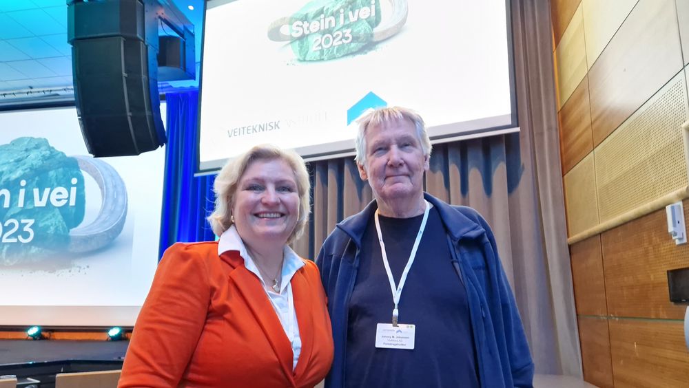 Direktør i Norsk Bergindustri, Anita Hall, sammen med styreleder i Veiteknisk Institutt, Johnny M. Johansen.