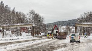 Kjøretøy har kjørt inn i gangbru ved Sollihøgda – brua har veltet og E16 er sperret