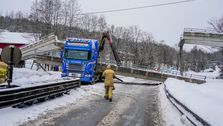 SE BILDENE: E16 ved Sollihøgda er stengt etter at gangbru ble påkjørt og kollapset