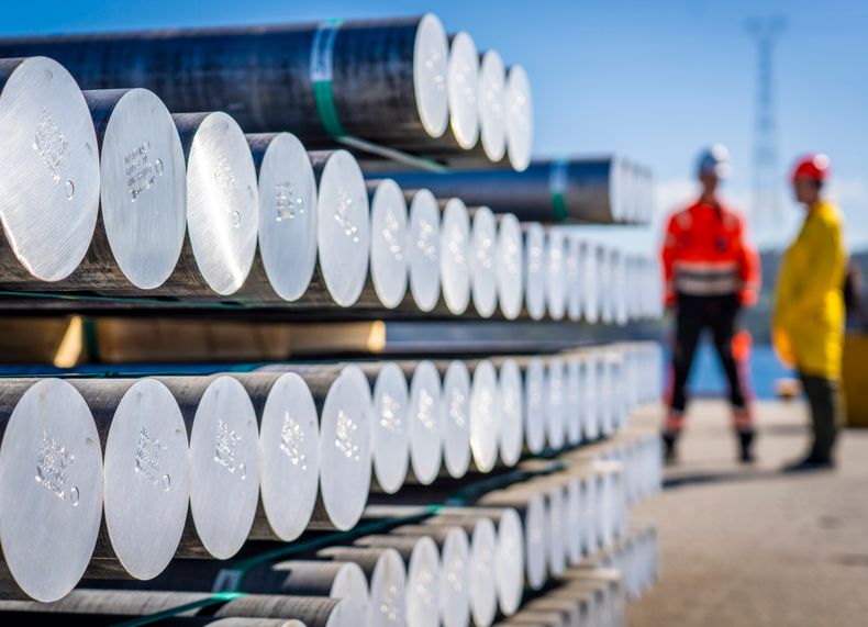 Aluminium to arbeidskarer i bakgrunnen