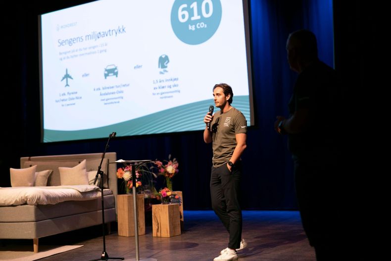 Forsker Mathias Irgens i Sintef presenterer resultatene fra livsløpsanalysen på konferansen «Fremtidens søvn» i Åndalsnes.