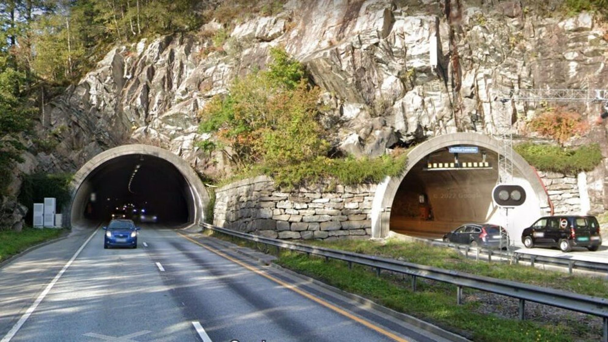 Glaskartunnelen er en tunnel på europavei 39 og europavei 16 i Bergen har to løp på henholdsvis 592 og 580 meter. Det første løpet åpnet 4. juli 1985, og det andre 18. juni 1990.