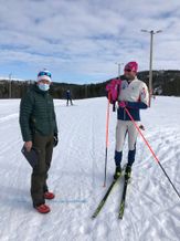 Langrennsløper Emil Iversen (med ski) og Per Øyvind Torvik, som er leder for idrettsutdanningen i Meråker, jobber sammen med forskerne på NTNU og Sintef. Her er de i Meråker på dag to av testen.