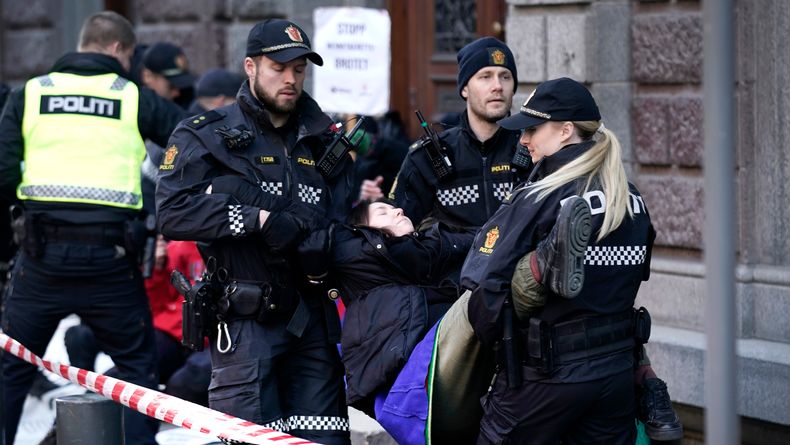 Politiet fjernet aksjonister fra Natur og ungdom og Norske Samers Riksforbund Nuorat mandag etter at aksjonistene blokkerte inngangene til Olje- og energidepartementet. 