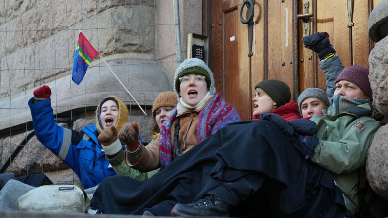 Demonstrantene er på plass foran inngangen til Finansdepartementet tirsdag morgen.