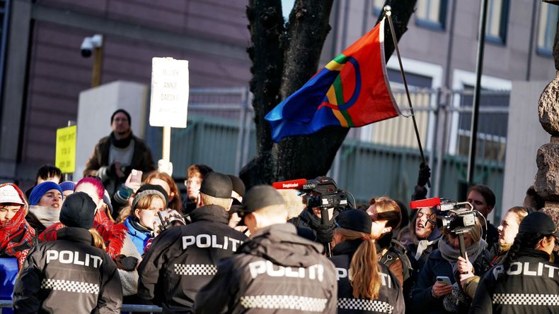 Politiet forbereder fjerning av demonstrantene utenfor Finansdepartementet tirsdag morgen.