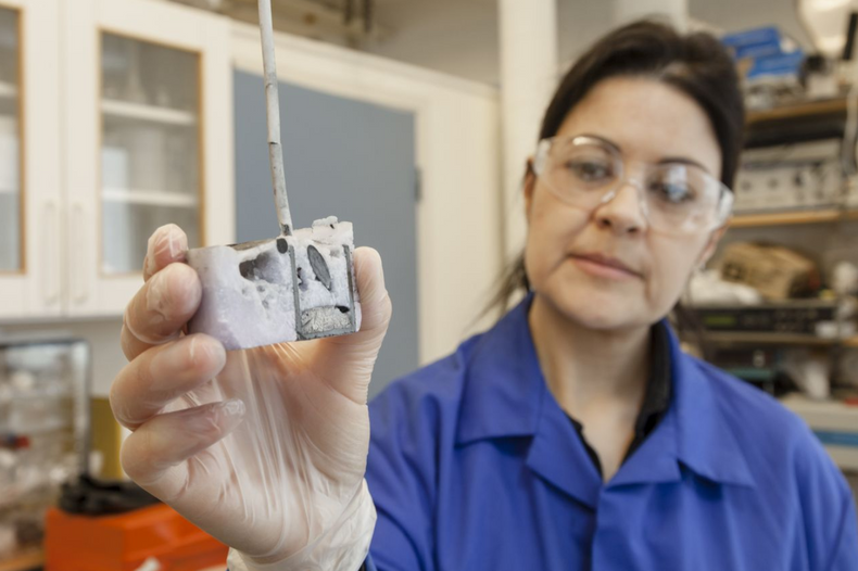 Forsker Ana Maria Martinez i SINTEF jobber med sjeldne materialer. Dette er materialer der etterspørselen kan bli høyere enn forsynings-raten, men som spiller en skjult hovedrolle i vår moderne hverdag. 