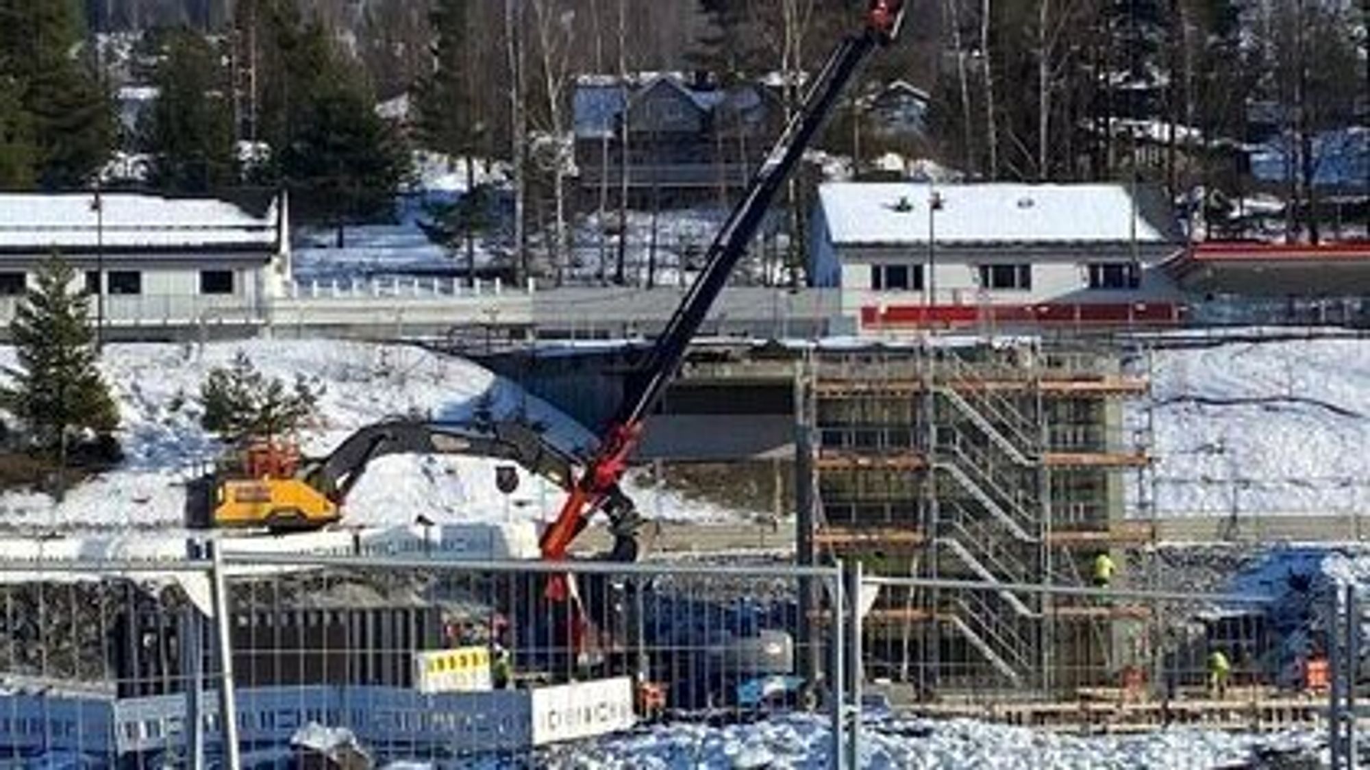 For å få landkaret ved siden av E6 (i bakgrunnen) klart til å bære den midlertidige brua, må E6 stenges på dagtid på hverdager i to uker. 