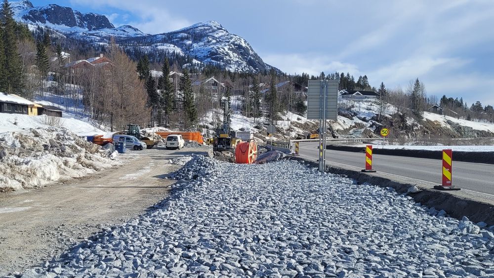 Oppfylling av kult til overbygning av gang- og sykkelveien pågår, forteller byggeleder i Statens vegvesen, Bjørn Kåre Ifarness.