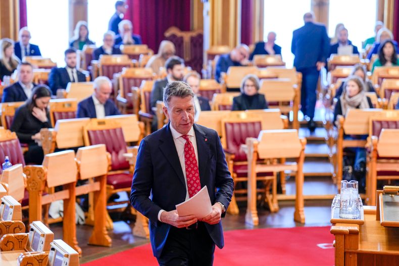 Olje- og energiminister Terje Aasland redegjorde for Stortinget om Fosen-saken mandag.