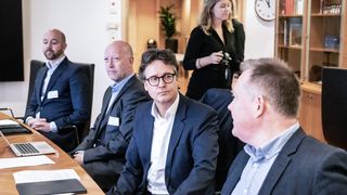 Reindriftens advokater, Jon-Andreas Lange (nr. to fra høyre) og Eirik Brønner (t.v.) da de møtte i Olje- og energidepartementet i 2021.