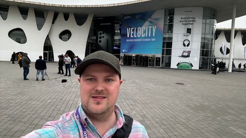 Selfie foran messeinngangen til Mobile World Congress
