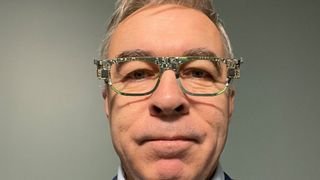 Tom Austad står bak oppstarten Oculaudio. De utvikler en brille med avansert teknologi integrert.
