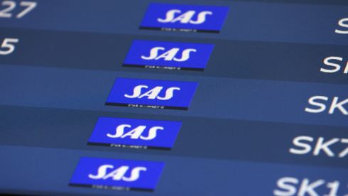 Nærbilde av en skjerm med flyavganger med SAS-logoen.