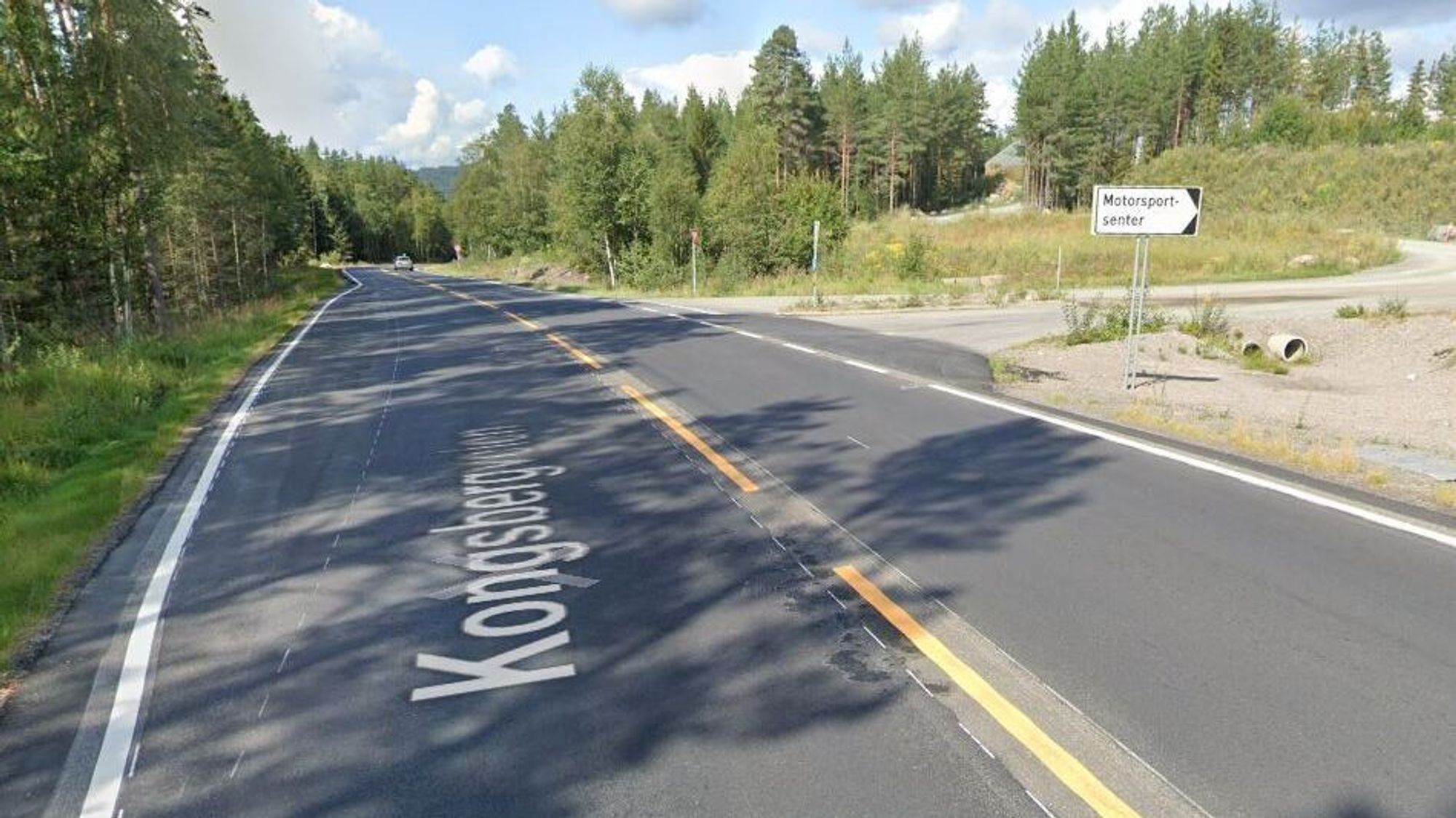 E134 ved avkjøringen til Leivstein Motorsenter øst for Notodden.