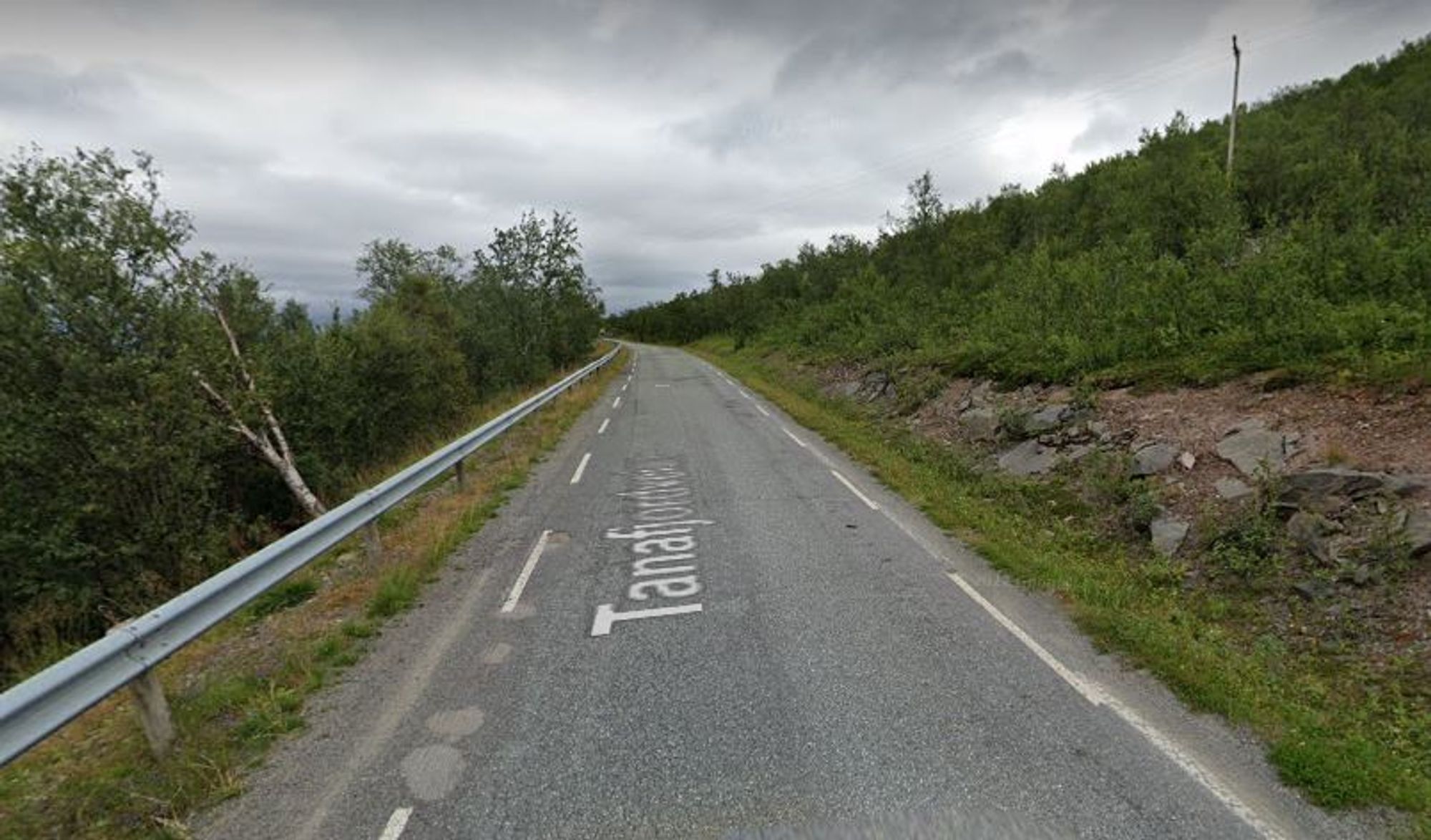Dagens smale fylkesvei 98 mellom Vestertana og Tarmfjordvika er preget av dårlig linjeføring, setningsskader og dårlig sikt.