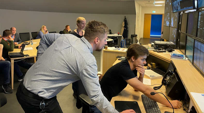 Stipendiat Erlend Erstad saman med figurant Einar Johan Lukkassen frå NTNU vurderer responsen frå brua. Stipendiat Marie Haugli-Sandvik saman med andre deltakarar og observatørar gjer klar for spelet vidare.