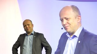 Finansminister Trygve Slagsvold Vedum sier at rederinæringen kan puste med magen - rederiskatteordningen skal bestå. 