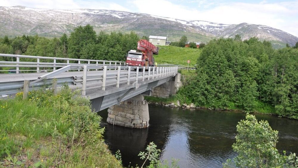 Forsmo brua som krysser Drevjo like ovenfor Forsmoforsen i Drevja i Nordland, var den første bilveibrua i Norge som ble bygget i aluminium i 1995. Den har totallengde på 39 meter og er 7,4 meter bred.