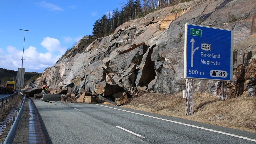 Et stort steinras har gått over E18 mellom Kvernåstunnelen og avkjøringen til Birkeland ved Lillesand.