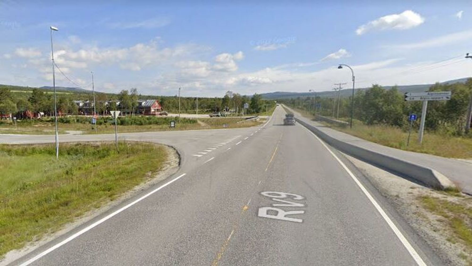 Her kommer det rundkjøring. Innkjøringen til skisenteret til venstre.
