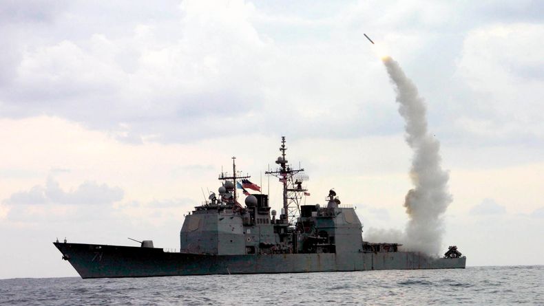 En Tomahawk-rakett blir avfyrt fra det amerikanske marinefartøyet USS Cape St. George i Middelhavet. Rakettene kan utstyres med atomstridshode og nå mål opptil 2.500 kilometer unna.