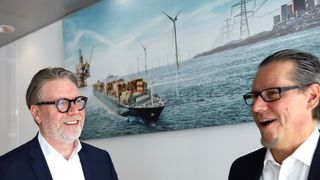 Finansdirektør Kjetil Ebbesberg og konsernsjef Remi Eriksen smiler fornøyd etter å ha summert tallene for 2022. DNV hadde en to-sifret prosentvekst i omsetning og resultat.