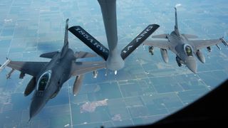 USAs forsvarsminister: – Det tar halvannet år å skaffe F-16 til Ukraina