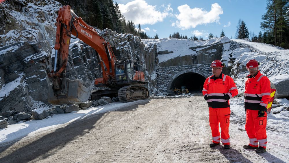 Byggeleder Jan Bjarne Thorsnes (t.v.) og fungerende prosjektleder Ole Martin Lilleby ved nordre tunnelportal.