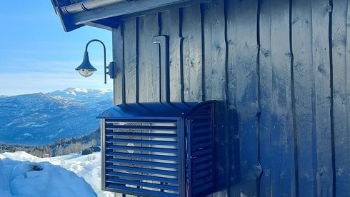 I mange hytter er det oppvarming som trekker mest strøm. Da kan en luft-til-luft-varmepumpe kutte strømregningen.
