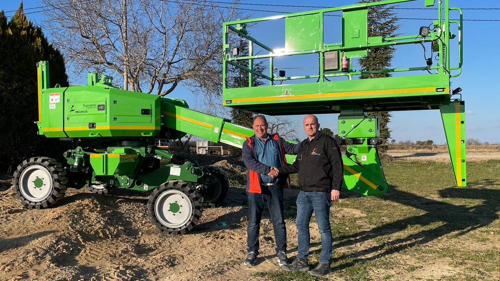 Tommy Jørgensen i Gantic sammen med Evaristo Bayona Gómez fra Mecaplus, som produserer riggene.