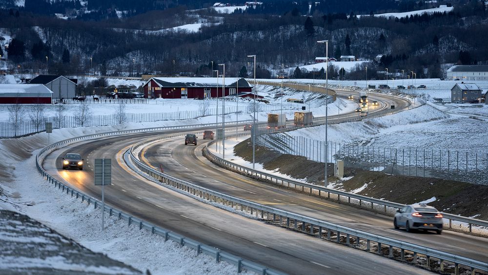 Firefeltsveier, som denne E6&#039;en i Trøndelag, er både dyrt og lite miljøvennlig, mener SV.