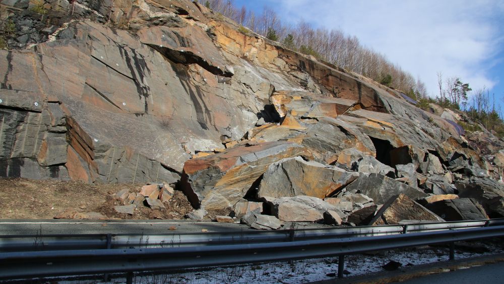 Rundt 4000 tonn med stein er ryddet og kjørt bort i forbindelse med istandsetting etter raset på E18 ved Lillesand.