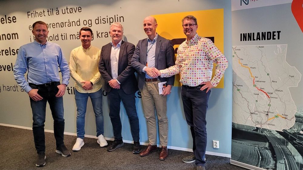 Fra venstre Lars Wadahl (delprosjektleder AF Anlegg), Kristian Nilsplass (prosjektleder AF Anlegg), Steinar Fretheim (prosjektsjef Nye Veier), Espen Almlid (utbyggingsdirektør Nye Veier) og Erik Frogner (avdelingsdirektør AF Anlegg).